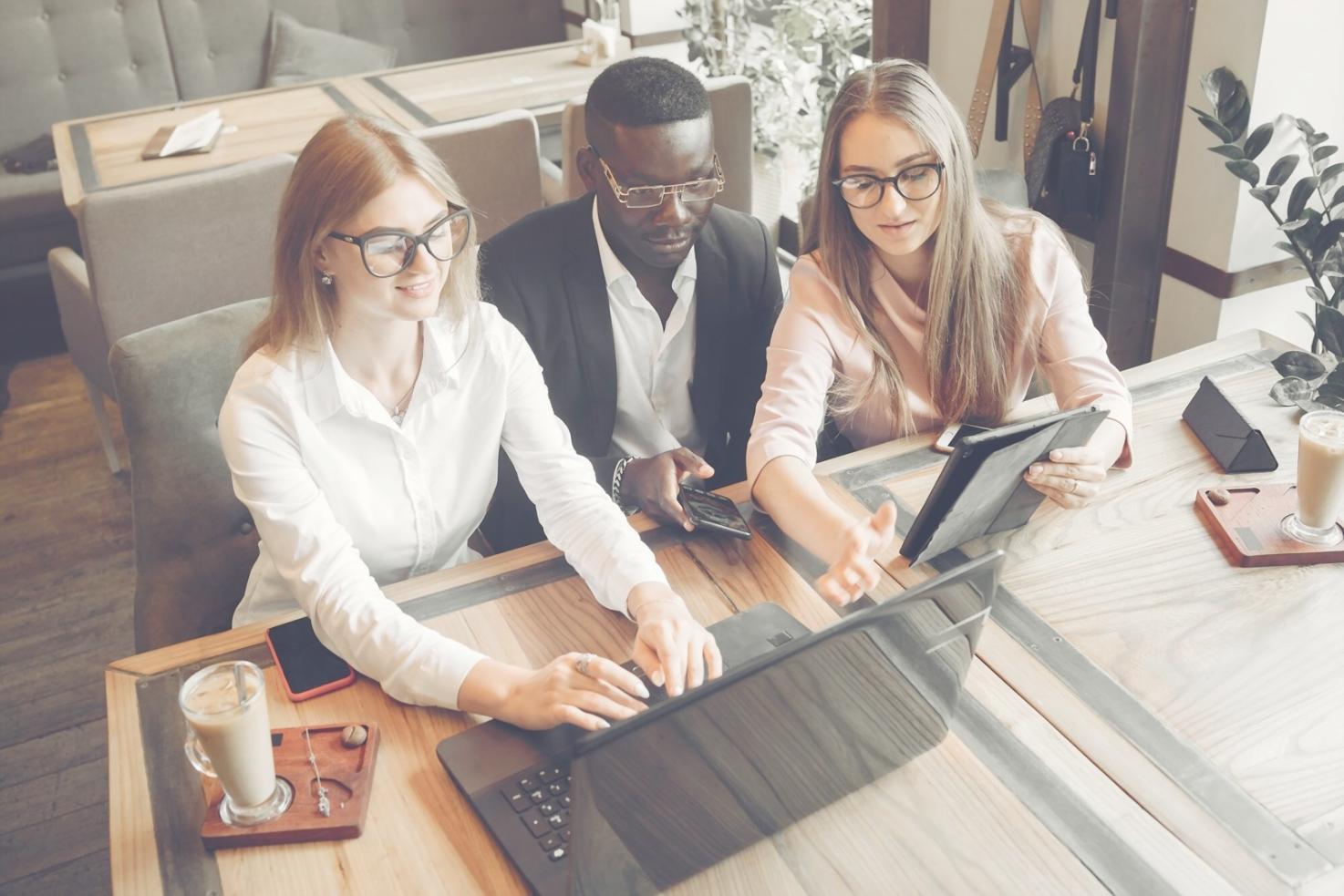 Estudiantes trabajando en diferentes formatos de aprendizaje
